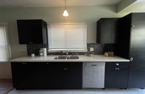 Wilshire House | Comfortable 2Bed/1Bath Getaway with Breakfast Included
