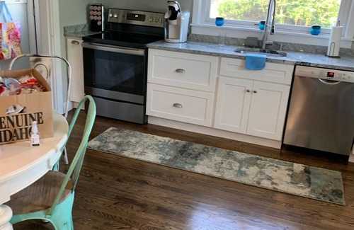 Vineyard Haven House | Updated 3 BR Getaway Near Ferry with Pool Access