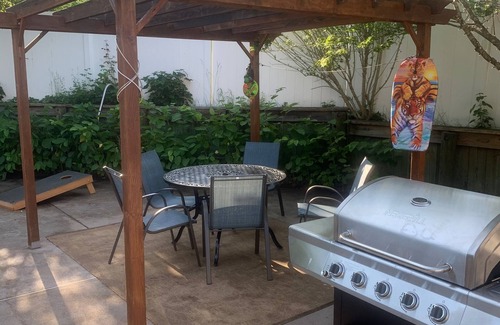 Vineyard Haven House | Updated 3 BR Getaway Near Ferry with Pool Access