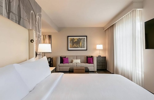 Berkeley Heights Hotel | Inviting Getaway: Relaxing Units with Indoor Pool & Breakfast