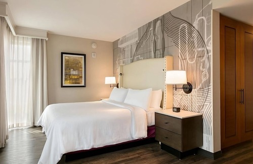 Berkeley Heights Hotel | Inviting Getaway: Relaxing Units with Indoor Pool & Breakfast