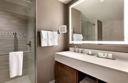 Berkeley Heights Hotel | Inviting Getaway: Relaxing Units with Indoor Pool & Breakfast