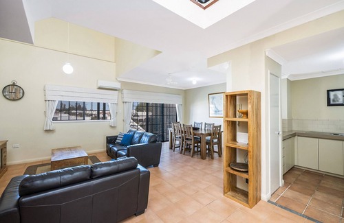 South Fremantle Apartment | Prime 2-Bedroom Apartment with Ocean View in South Fremantle