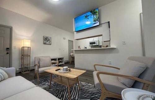 Rotterdam Apartment | Guest Rated 10/10: Luxe Style with Queen Beds & Parking!