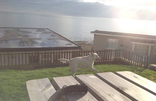 Ventnor Ski Chalet | Pet-Friendly Villa with Gorgeous Sea View Near Beach