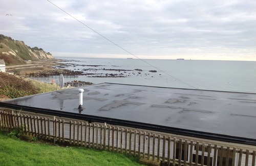 Ventnor Ski Chalet | Pet-Friendly Villa with Gorgeous Sea View Near Beach