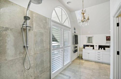 Mount Eliza House | Picturesque View House in Mt Eliza with Kitchen Amenities