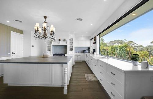Mount Eliza House | Picturesque View House in Mt Eliza with Kitchen Amenities