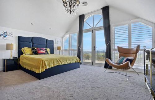 Mount Eliza House | Picturesque View House in Mt Eliza with Kitchen Amenities