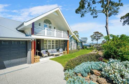 Mount Eliza House | Picturesque View House in Mt Eliza with Kitchen Amenities