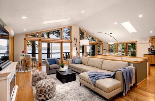Puget Sound House | Seaside Retreat: Beachfront Views & Game Room Fun