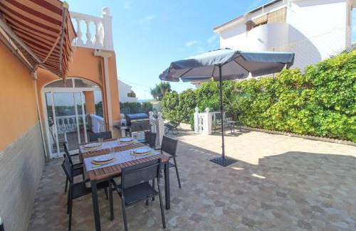 L'Albufereta Villa | Charming Villa with Sea Views, Steps to the Beach