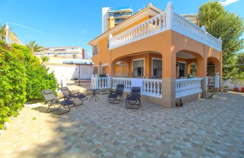 L'Albufereta Villa | Charming Villa with Sea Views, Steps to the Beach