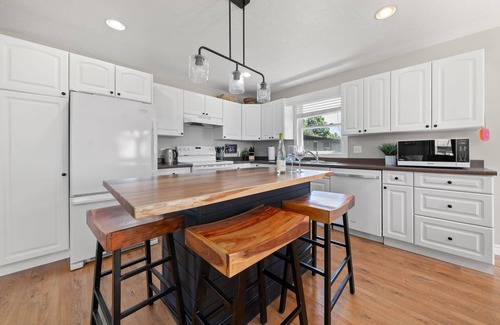 Consecon Cottage | Serene Waterfront Retreat in Prince Edward County Wine Country
