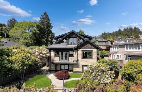 Ambleside Villa | Beautiful West Vancouver Retreat with Ocean View Hot Tub