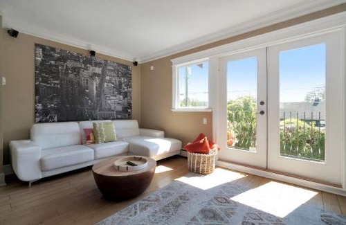 Ambleside Villa | Beautiful West Vancouver Retreat with Ocean View Hot Tub