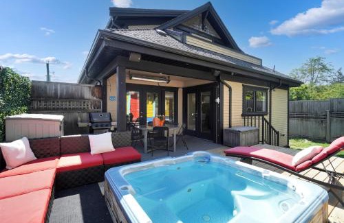 Ambleside Villa | Beautiful West Vancouver Retreat with Ocean View Hot Tub