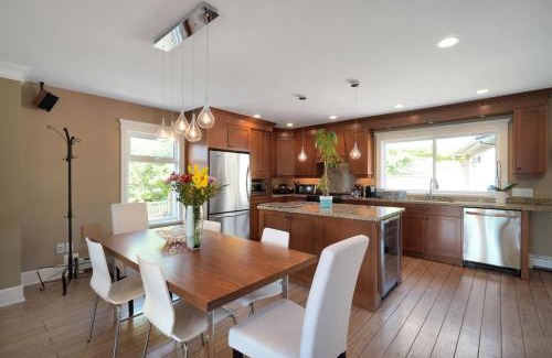 Ambleside Villa | Beautiful West Vancouver Retreat with Ocean View Hot Tub
