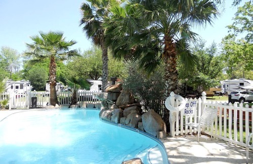 Kingsland Condo | Ideal Family Retreat with Lake View and Stargazing Access