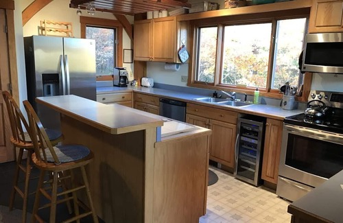 Bethlehem House | Unmatched Views with Spa and Lake Access Await You!