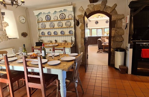 Lumbutts Cottage | Idyllic Greave Farm Todmorden with Pet-Friendly Amenities