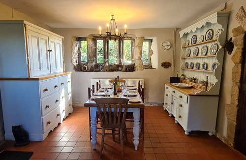 Lumbutts Cottage | Idyllic Greave Farm Todmorden with Pet-Friendly Amenities