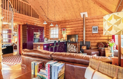 Norwich Cottage | Discover a Unique Lodge with Family-Friendly Amenities