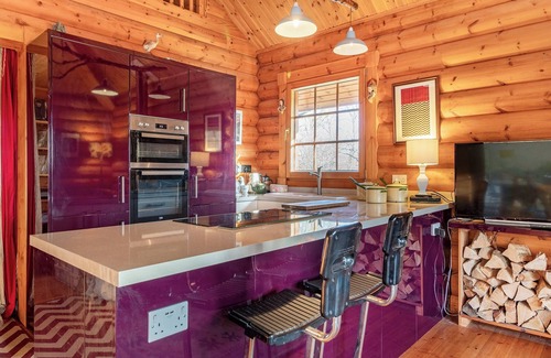Norwich Cottage | Discover a Unique Lodge with Family-Friendly Amenities