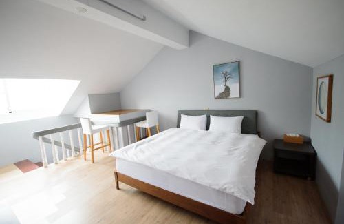 Shanjiao House | Discover Green 58 B&B: Pet-Friendly Retreat with Pool