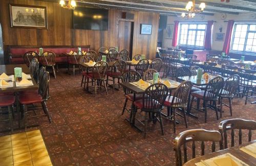 Pyle Hotel | Family-Friendly Green Acre Motel with Pool and Restaurant