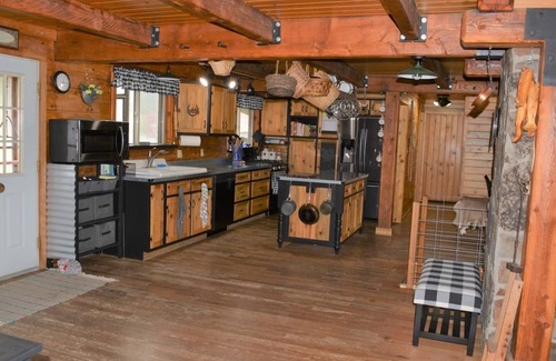 Thompson Falls House | Guest Rated: 10/10 at Green Acres Ranch Lodge Retreat