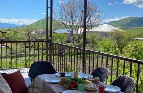 Gyulagarak House | Family-Friendly Green Agarak Guest House Near Dendropark