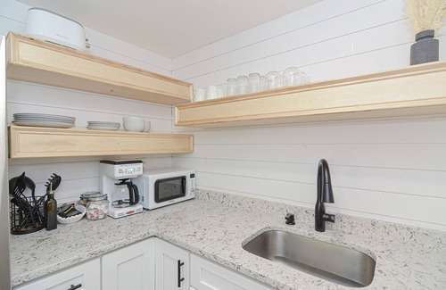 East Sandwich Cottage | Guest Rated 10/10: Green Anchor Cottage with Outdoor Deck!