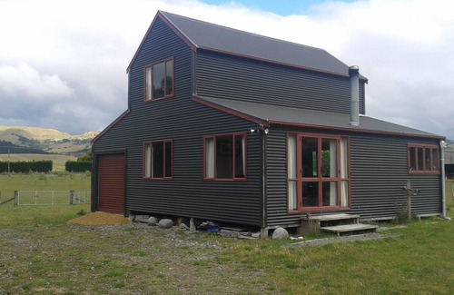 Gladstone House | Experience Green Barn: Family-Friendly Farm Stay in Gladstone