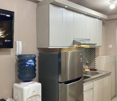 Pluit Apartment | Comfortable Green Bay Pluit Apartment with Pool & Breakfast