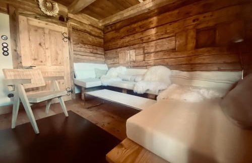 Reith bei Kitzbuehel House | Historic Green Chalet: Family-Friendly with Kitchen Amenities
