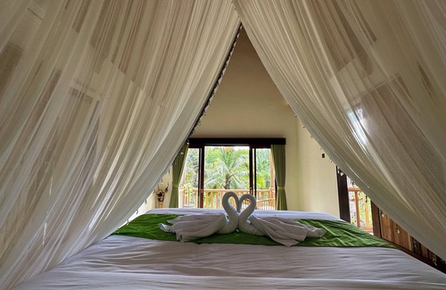 Penida Island Hotel | Cozy Green Coco Suite: Pool, Spa & Family-Friendly Stay