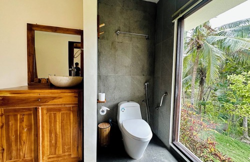 Penida Island Hotel | Cozy Green Coco Suite: Pool, Spa & Family-Friendly Stay