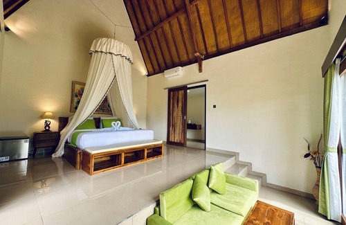 Penida Island Hotel | Cozy Green Coco Suite: Pool, Spa & Family-Friendly Stay
