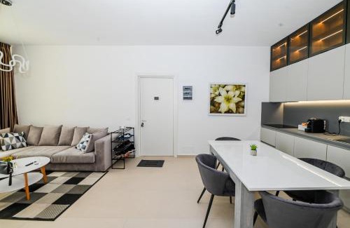 Jala Apartment | Pet-Friendly Green Coast Luxury Apt with Ocean Views