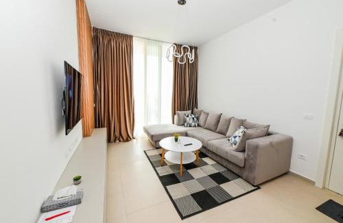 Jala Apartment | Pet-Friendly Green Coast Luxury Apt with Ocean Views