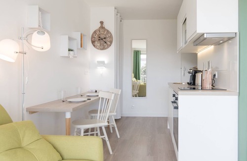 Croix Luizet Apartment | Cozy Studio with Balcony & Spa Near La Doua/INSA