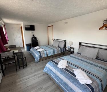 Old Orchard Beach Hotel | Family-Friendly Retreat at Green Dolphin with Pool Access