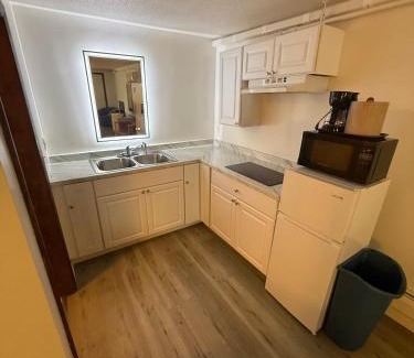 Old Orchard Beach Hotel | Family-Friendly Retreat at Green Dolphin with Pool Access