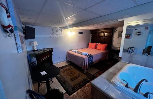 Old Orchard Beach Hotel | Family-Friendly Retreat at Green Dolphin with Pool Access