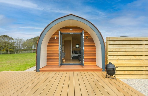 St. Buryan Cottage | Romantic Green Fields with Hot Tub in St Buryan