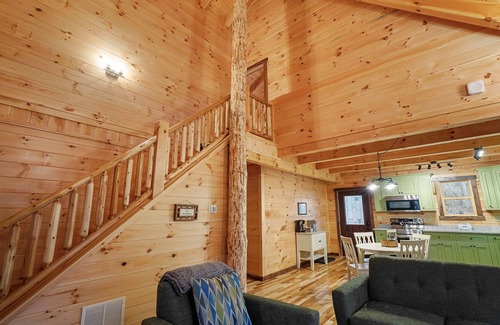 Logan Cabin | Indulge at Green Frog | Cozy Cabin with Breakfast Amenity