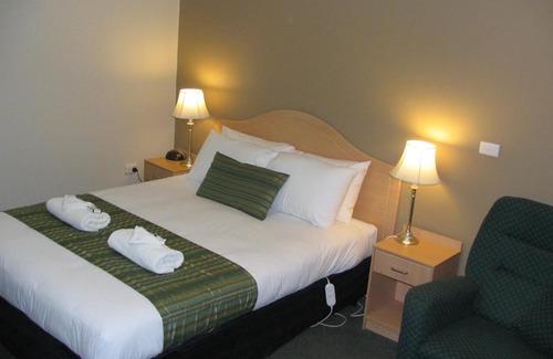 Dubbo Hotel | Welcoming Green Gables Motel: Pool, Breakfast & Family Friendly