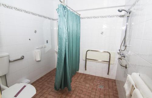 Dubbo Hotel | Welcoming Green Gables Motel: Pool, Breakfast & Family Friendly