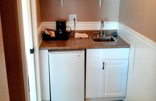 Burney Hotel | Cozy Green Gables Motel & Suites with Breakfast Included